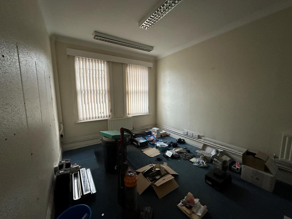 Lot: 37 - SUBSTANTIAL MIXED USE BUILDING WITH POTENTIAL - 10 Tower Road FF Office